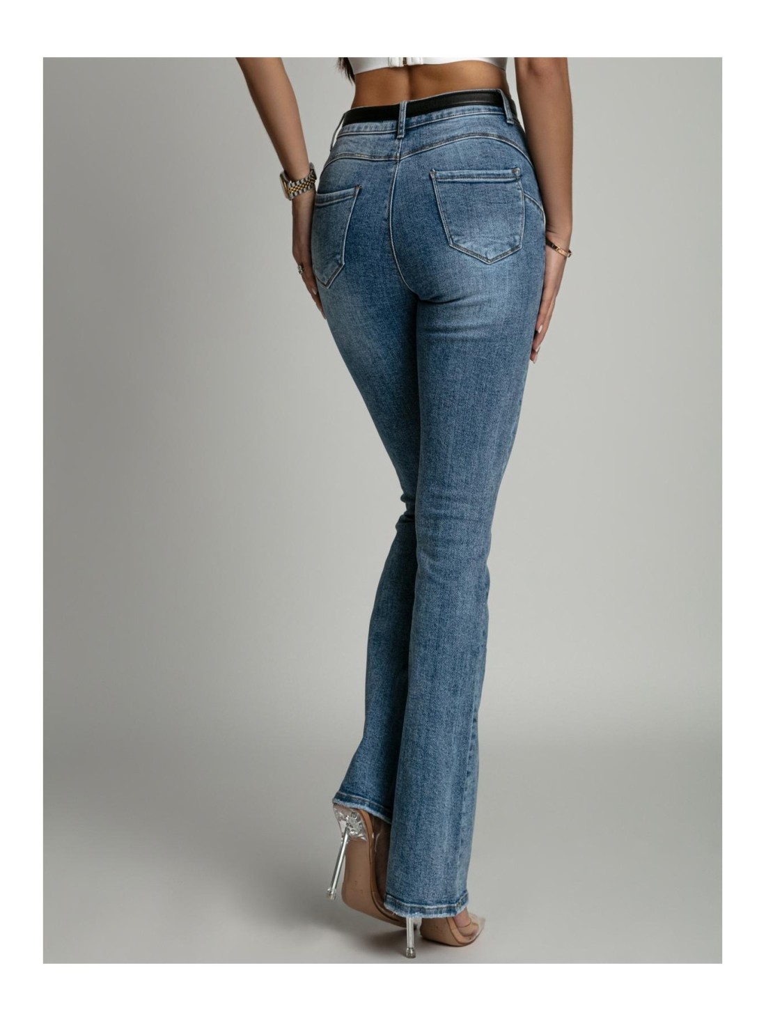  Jeans mit ausgestelltem Bein AZRJ21304